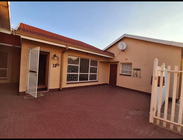 2 BEDROOM TOWNHOUSE FOR SALE IN VANDERBIJLPARK CW 3